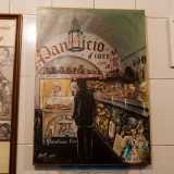 Un�altra �fatica� di Guaragno si trova pochi passi pi� in l�, nello storico panificio Fiore. Un quadro firmato nel 2019 rappresenta, oltre a una perfetta riproduzione dell�insegna, il fornaio con la sua divisa bianca e un cliente di spalle che sceglie la focaccia in esposizione